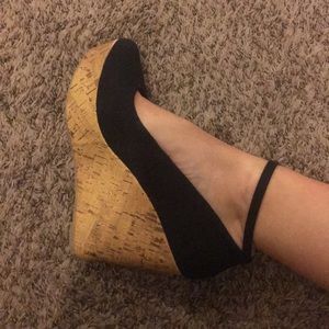 Black wedges